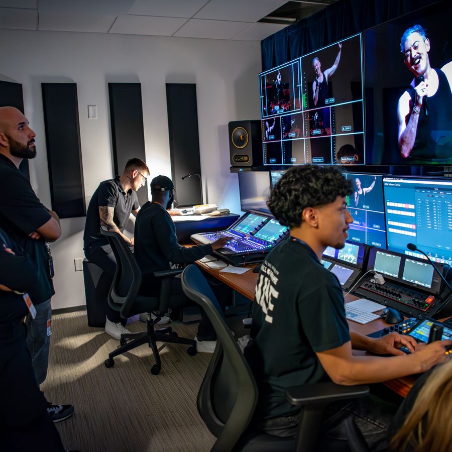 Orlando Students Study Dr. Phillips Center Theaters for a Master Class in Audio Production